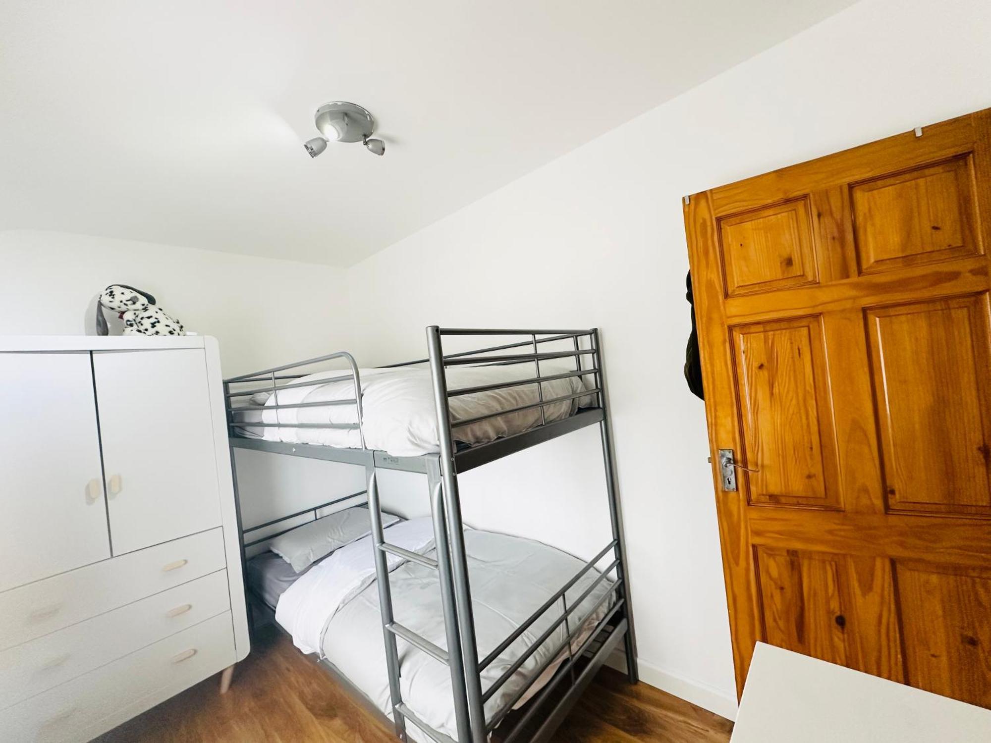Beautiful Home In London With Easy Access To Central London Саттон Экстерьер фото