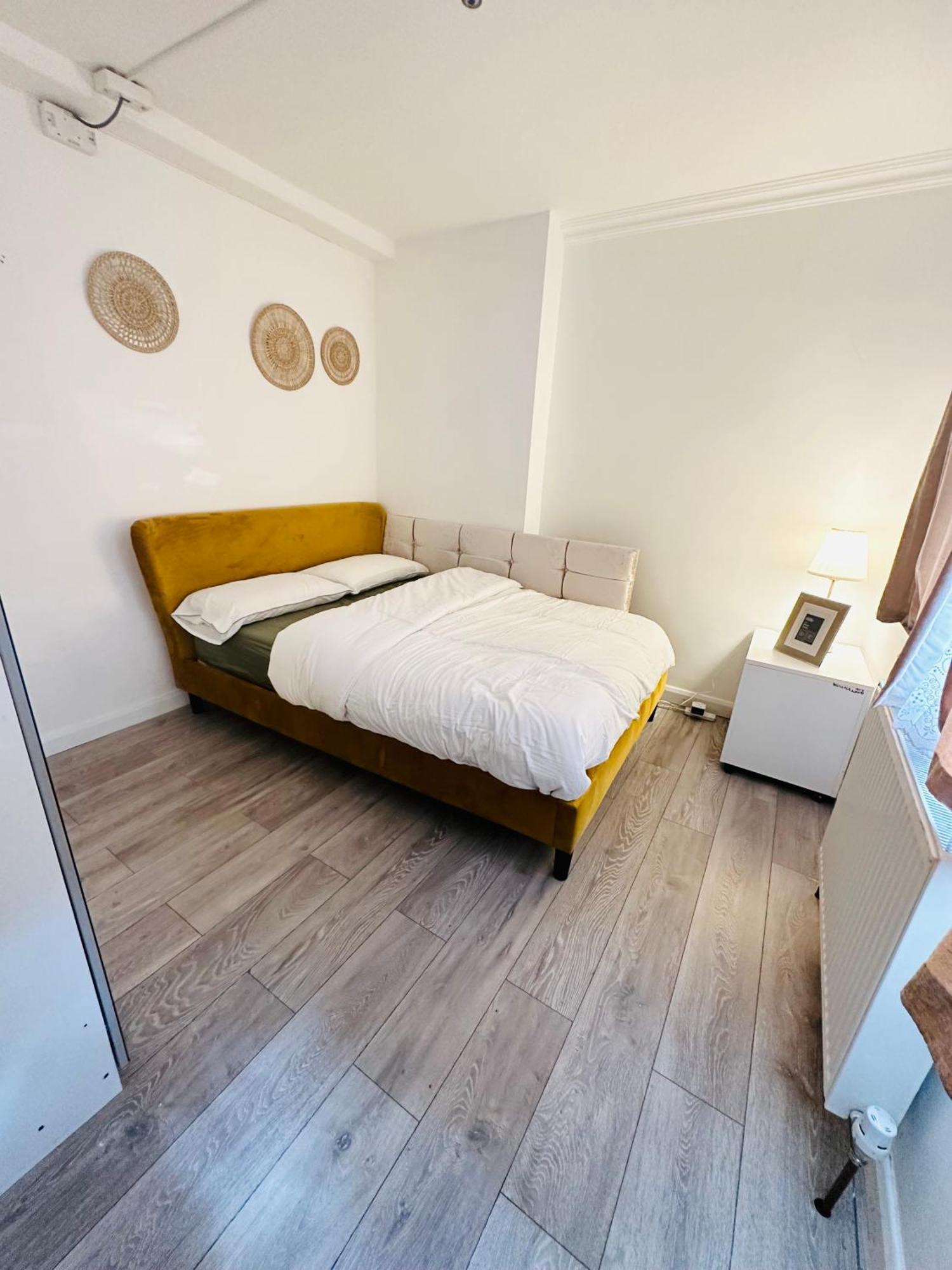 Beautiful Home In London With Easy Access To Central London Саттон Экстерьер фото