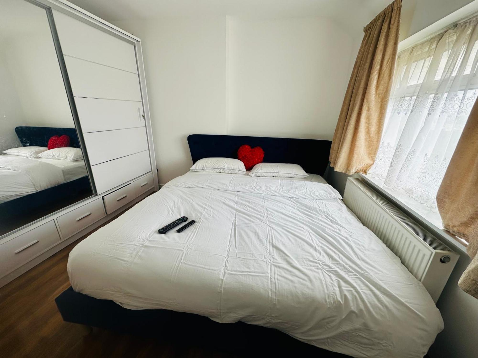 Beautiful Home In London With Easy Access To Central London Саттон Экстерьер фото