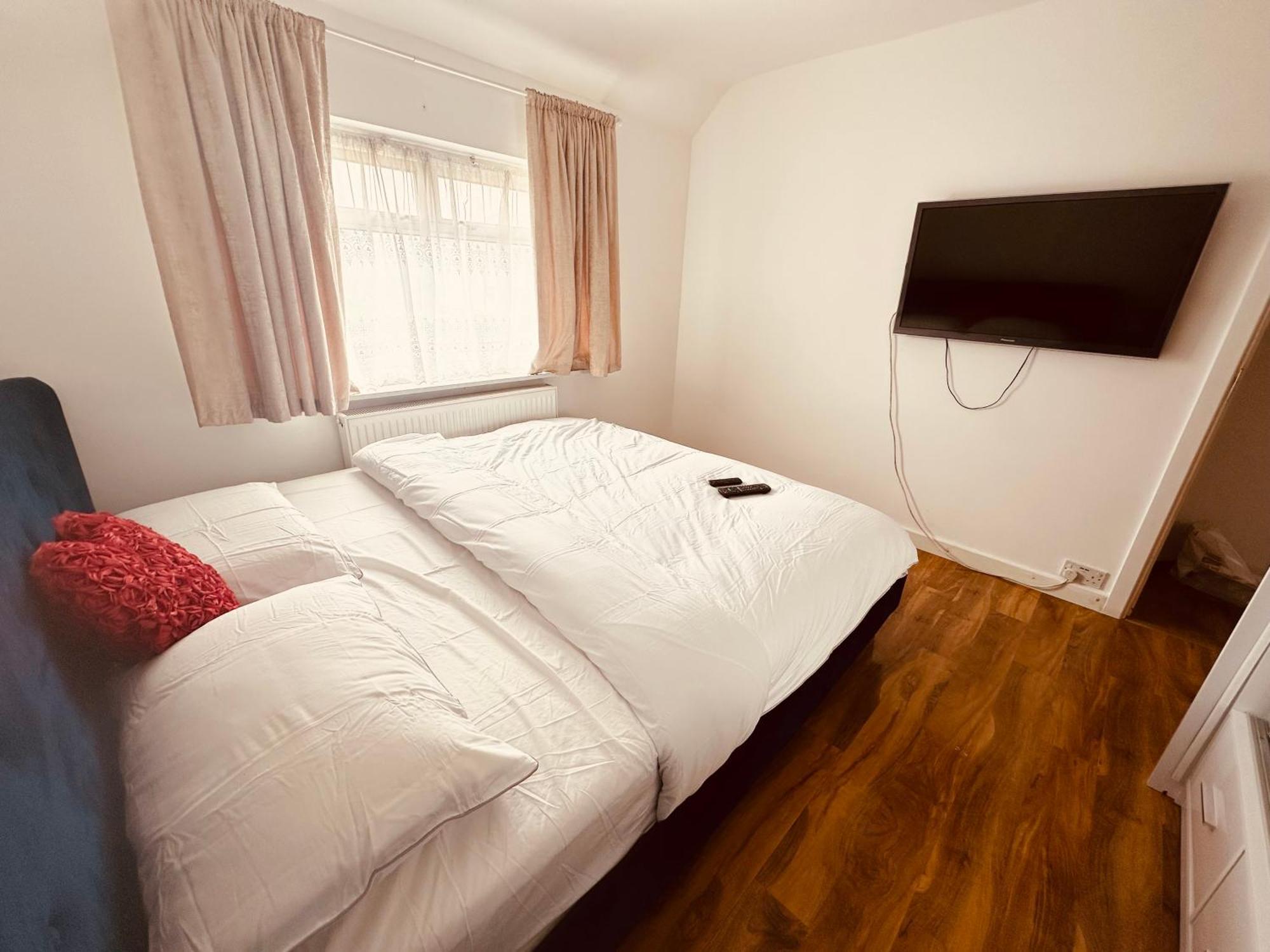 Beautiful Home In London With Easy Access To Central London Саттон Экстерьер фото