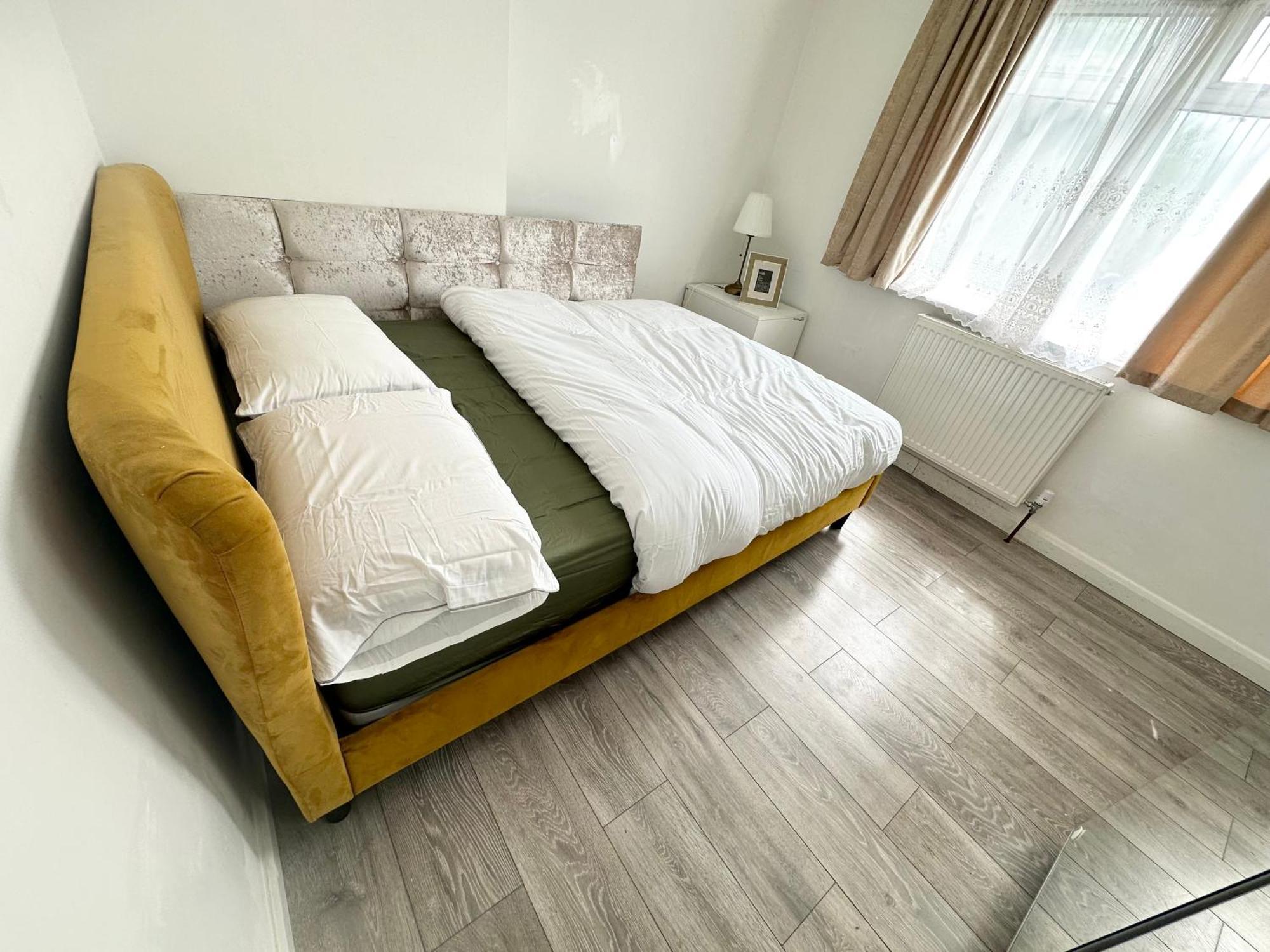 Beautiful Home In London With Easy Access To Central London Саттон Экстерьер фото
