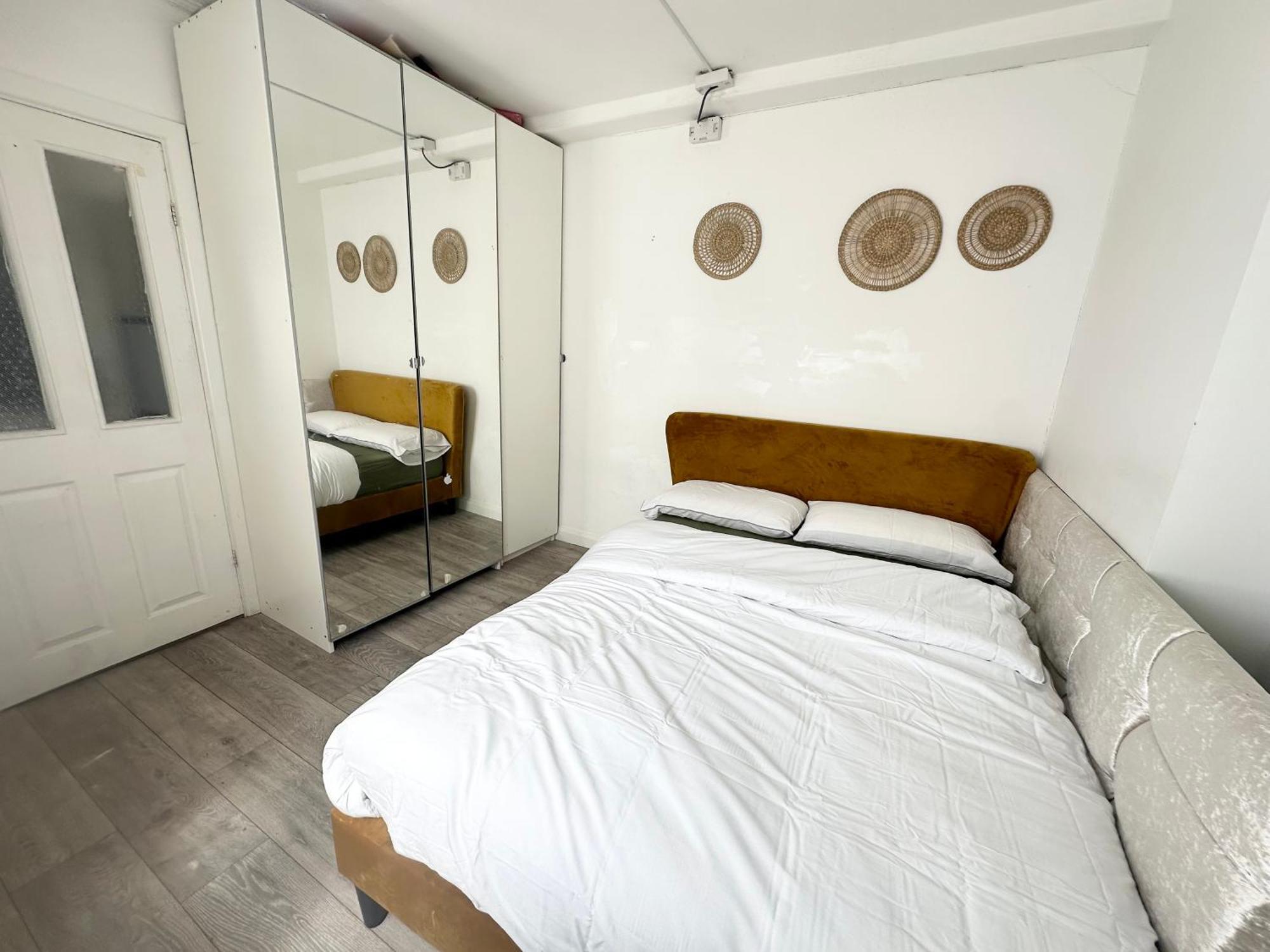 Beautiful Home In London With Easy Access To Central London Саттон Экстерьер фото
