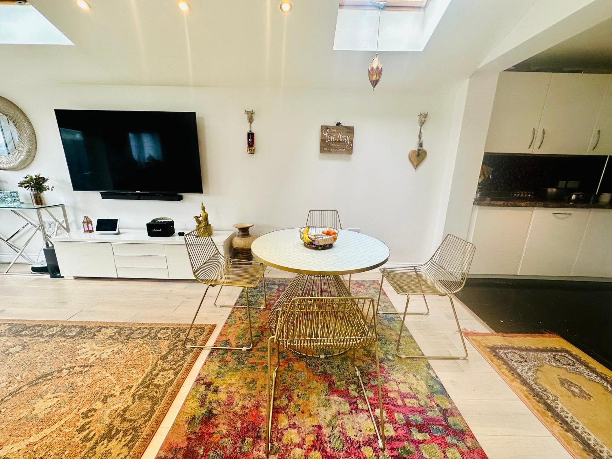 Beautiful Home In London With Easy Access To Central London Саттон Экстерьер фото